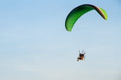 Paramotor, paracadute, volo di Paraglide nel cielo di tramonto Fotografia Stock Libera da Diritti Paramotor, paracadute, volo di Paraglide nel cielo di tramonto Fotografia Stock Libera da Diritti