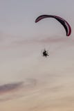 Paramotor w locie przeciw niebu iluminującemu kolorami piękny zmierzch obrazy stock Paramotor w locie przeciw niebu iluminującemu kolorami piękny zmierzch obrazy stock