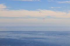 Parapente sobre o oceano imagens de stock royalty free Parapente sobre o oceano imagens de stock royalty free
