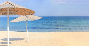 Parapluies de plage et sable propre contre photos stock Parapluies de plage et sable propre contre photos stock