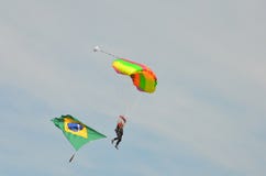 Paraquedista que vai aterrar guardar a bandeira brasileira durante o voo imagens de stock Paraquedista que vai aterrar guardar a bandeira brasileira durante o voo imagens de stock