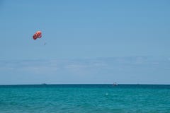 Parasail sur l'eau bleue profonde images stock Parasail sur l'eau bleue profonde images stock
