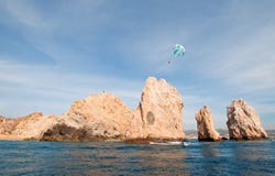 Parasailing über Los Arcos am Land-Ende in Cabo San Lucas Baja California Mexiko stockbild Parasailing über Los Arcos am Land-Ende in Cabo San Lucas Baja California Mexiko stockbild