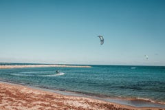 Parasailing στη θάλασσα στοκ εικόνα με δικαίωμα ελεύθερης χρήσης Parasailing στη θάλασσα στοκ εικόνα με δικαίωμα ελεύθερης χρήσης