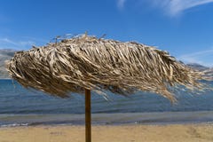 Parasol, dia ventoso na praia fotografia de stock Parasol, dia ventoso na praia fotografia de stock