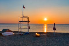 Parasol ανατολής ηλιοβασιλέματος παραλιών πύργων Lifeguard βάρκα Στοκ Εικόνες Parasol ανατολής ηλιοβασιλέματος παραλιών πύργων Lifeguard βάρκα Στοκ Εικόνες