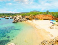 Parasols σε μια μικρή παραλία σε Alghero Στοκ εικόνα με δικαίωμα ελεύθερης χρήσης Parasols σε μια μικρή παραλία σε Alghero Στοκ εικόνα με δικαίωμα ελεύθερης χρήσης