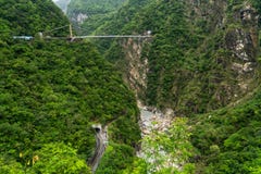 Parc national de gorge de Taroko ? Ta?wan Belles collines vertes couvertes de feuillage luxuriant avec le tunnel et le pont suspe images stock Parc national de gorge de Taroko ? Ta?wan Belles collines vertes couvertes de feuillage luxuriant avec le tunnel et le pont suspe images stock