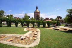 Parc public et terrain de jeu pour des enfants devant la vieille tour d'eau Wasserturm, construits au 19ème siècle Vienne, Autric photos libres de droits Parc public et terrain de jeu pour des enfants devant la vieille tour d'eau Wasserturm, construits au 19ème siècle Vienne, Autric photos libres de droits