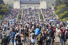 Parco di Nanchino Zhongshanling con gli ospiti ammucchiati Parco di Nanchino Zhongshanling con gli ospiti ammucchiati
