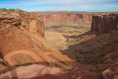 Parco-isola nazionale dell'Utah-Canyonlands nel cielo Rim Road bianco area immagine stock libera da diritti Parco-isola nazionale dell'Utah-Canyonlands nel cielo Rim Road bianco area immagine stock libera da diritti