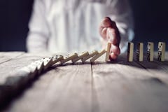 Pare el concepto del efecto de dominó para la solución y el interve del negocio fotografía de archivo libre de regalías Pare el concepto del efecto de dominó para la solución y el interve del negocio fotografía de archivo libre de regalías