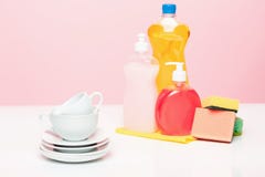 Parecchi piatti, spugne di una cucina e bottiglie di una plastica con il sapone liquido di lavatura dei piatti naturale in uso pe Immagine Stock Libera da Diritti Parecchi piatti, spugne di una cucina e bottiglie di una plastica con il sapone liquido di lavatura dei piatti naturale in uso pe Immagine Stock Libera da Diritti