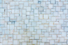 Pared alineada con las pequeñas tejas de cerámica o de mármol brillantes, textura imágenes de archivo libres de regalías Pared alineada con las pequeñas tejas de cerámica o de mármol brillantes, textura imágenes de archivo libres de regalías