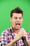 Pared masculina de Performing Against Green del cantante imagenes de archivo Pared masculina de Performing Against Green del cantante imagenes de archivo