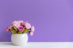 Pared púrpura con las flores en la madera blanca del estante, espacio de la copia para el texto foto de archivo libre de regalías Pared púrpura con las flores en la madera blanca del estante, espacio de la copia para el texto foto de archivo libre de regalías