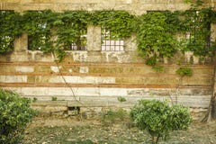 Pared vieja de un edificio con cuatro ventanas y parrillas Fotos de archivo libres de regalías Pared vieja de un edificio con cuatro ventanas y parrillas Fotos de archivo libres de regalías