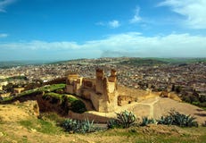 Parede da ruína da cidade antiga e estrada velhas de Fes, Marrocos Imagem de Stock Parede da ruína da cidade antiga e estrada velhas de Fes, Marrocos Imagem de Stock