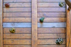 Parede de escalada feita fora das pranchas de madeira com os apertos dados forma diferentes para as mãos e os pés foto de stock Parede de escalada feita fora das pranchas de madeira com os apertos dados forma diferentes para as mãos e os pés foto de stock