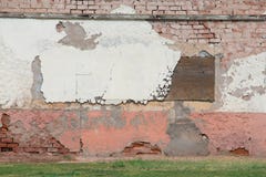 Parede de tijolo velha coberta parcialmente com o estuque de deterioração imagem de stock Parede de tijolo velha coberta parcialmente com o estuque de deterioração imagem de stock