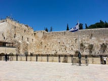 Parede ocidental no Jerusalém no tempo do dia e no céu azul imagem de stock Parede ocidental no Jerusalém no tempo do dia e no céu azul imagem de stock