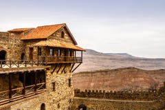 Paredes velhas da fortaleza com merlons, ortodox do monastério de David Goreja imagens de stock Paredes velhas da fortaleza com merlons, ortodox do monastério de David Goreja imagens de stock
