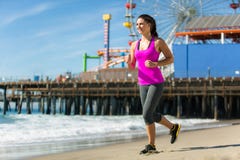 Pareggiare felice sano adatto della donna sulla femmina attraente di cardio perdita di peso dello spazio di giorno perfetto della fotografia stock Pareggiare felice sano adatto della donna sulla femmina attraente di cardio perdita di peso dello spazio di giorno perfetto della fotografia stock