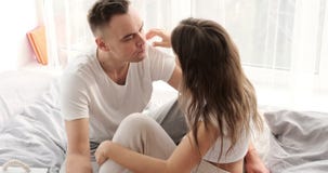Pareja Amorosa Hablando En La Cama Metrajes - Vídeo de pijamas, gente: 165978672 Pareja Amorosa Hablando En La Cama Metrajes - Vídeo de pijamas, gente: 165978672