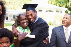Parents de Celebrates Graduation With d'étudiant images libres de droits Parents de Celebrates Graduation With d'étudiant images libres de droits