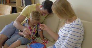 Parents et enfant jouant le jeu de pêche à la maison clips vidéos Parents et enfant jouant le jeu de pêche à la maison clips vidéos