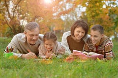 Parents et enfants faisant des devoirs Photo stock Parents et enfants faisant des devoirs Photo stock