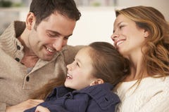 Parents et fille de portrait à la maison photos stock Parents et fille de portrait à la maison photos stock