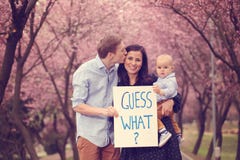 Parents tenir leur bébé avec la conjecture ce qui ? signe Photos libres de droits Parents tenir leur bébé avec la conjecture ce qui ? signe Photos libres de droits