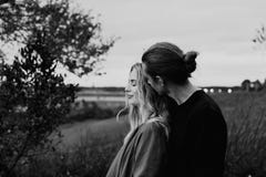 Pares adultos novos românticos e amando no parque que olha a natureza e o horizonte para imagens do retrato imagem de stock Pares adultos novos românticos e amando no parque que olha a natureza e o horizonte para imagens do retrato imagem de stock