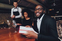 Pares afro-americanos que fazem a ordem no restaurante foto de stock Pares afro-americanos que fazem a ordem no restaurante foto de stock
