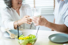 Pares asiáticos que comem o leite bebendo foto de stock Pares asiáticos que comem o leite bebendo foto de stock