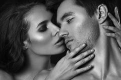 Pares atractivos de la belleza Besar el retrato de los pares Mujer morena sensual en ropa interior con el amante joven, par apasi foto de archivo Pares atractivos de la belleza Besar el retrato de los pares Mujer morena sensual en ropa interior con el amante joven, par apasi foto de archivo