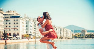 Pares atractivos hermosos que abrazan y que se besan en el agua en hotel de lujo del balneario el vacaciones de la luna de miel e imagen de archivo libre de regalías Pares atractivos hermosos que abrazan y que se besan en el agua en hotel de lujo del balneario el vacaciones de la luna de miel e imagen de archivo libre de regalías