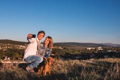 Pares bonitos novos felizes que fazem o selfie fora fotos de stock Pares bonitos novos felizes que fazem o selfie fora fotos de stock