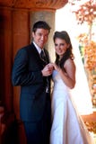 Pares bonitos que começ casados ao ar livre imagens de stock Pares bonitos que começ casados ao ar livre imagens de stock