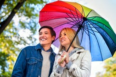 Pares cariñosos una fecha debajo del paraguas imágenes de archivo libres de regalías Pares cariñosos una fecha debajo del paraguas imágenes de archivo libres de regalías