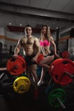 Pares da aptidão no gym fotos de stock Pares da aptidão no gym fotos de stock