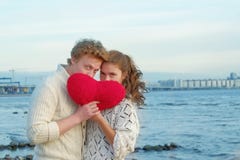 Pares de amantes novos na praia que tem datar fotografia de stock Pares de amantes novos na praia que tem datar fotografia de stock