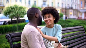 Pares de amor felizes que datam no parque, apreciando o dia de verão junto, ternura imagem de stock Pares de amor felizes que datam no parque, apreciando o dia de verão junto, ternura imagem de stock