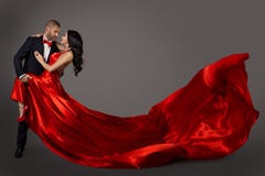 Pares de baile, mujer en vestido rojo y hombre en el traje, tela que agita fotos de archivo Pares de baile, mujer en vestido rojo y hombre en el traje, tela que agita fotos de archivo
