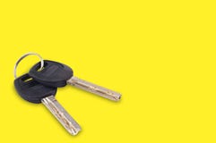 Pares de chaves brilhantes do metal com o punho plástico ou de borracha preto unido do keyring para a porta ou do carro no fundo fotos de stock royalty free Pares de chaves brilhantes do metal com o punho plástico ou de borracha preto unido do keyring para a porta ou do carro no fundo fotos de stock royalty free