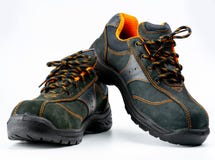 Pares de zapatos de cuero de la seguridad negra aislados en el fondo blanco con el espacio de la copia Zapatos de trabajo para lo Fotografía de archivo Pares de zapatos de cuero de la seguridad negra aislados en el fondo blanco con el espacio de la copia Zapatos de trabajo para lo Fotografía de archivo