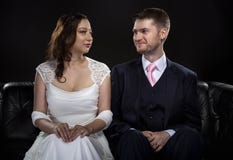 Pares dedicados que modelan Art Deco Style Wedding Suit y el vestido fotos de archivo libres de regalías Pares dedicados que modelan Art Deco Style Wedding Suit y el vestido fotos de archivo libres de regalías