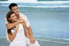 Pares del hombre y de la mujer en abrazo romántico en la playa imagen de archivo libre de regalías Pares del hombre y de la mujer en abrazo romántico en la playa imagen de archivo libre de regalías