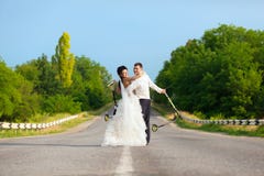 Pares do Newlywed com 'trotinette's Fotografia de Stock Pares do Newlywed com 'trotinette's Fotografia de Stock